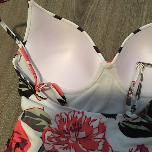 🎉HP🎉Beautiful One Piece White Floral Suit - Picture 4 of 7